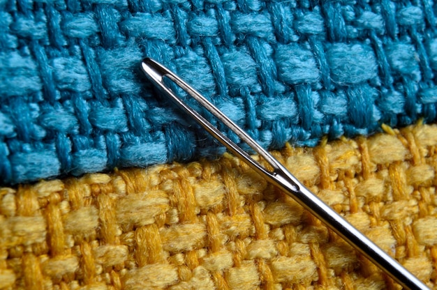 ruky s ihlou a látkou